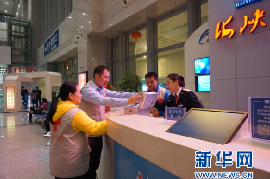 志愿者们在王威服务台的药品箱里寻找药品 志愿者们在王威服务台的药品箱里寻找药品