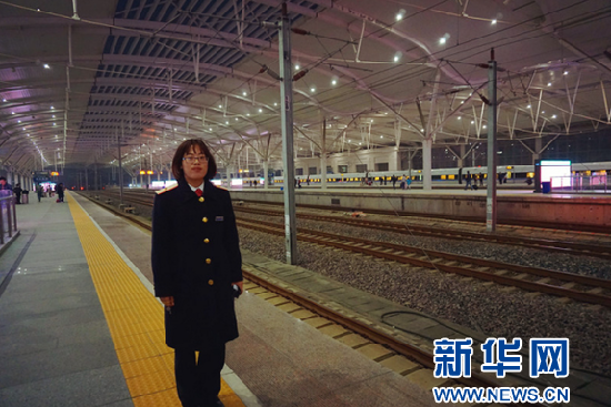 工作人员在寒风中驻守站台 工作人员在寒风中驻守站台