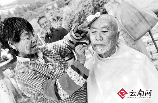 二月二龙抬头 昆明77岁女理发师为老人剃龙头