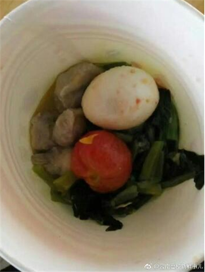“暗黑料理”新秀 昆明一高校现西红柿炒鸡蛋加强版