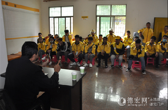 瑞丽交警为“美团”骑手送上安全的一课