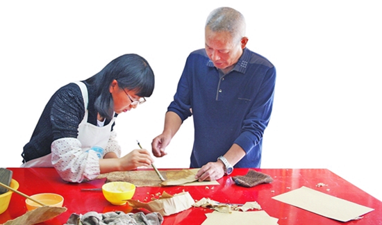 工作人员一丝不苟的修复古籍 工作人员一丝不苟的修复古籍