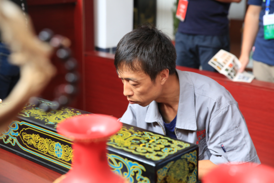传承与创新 走近山西平遥“明艳”的推光漆器 传承与创新 走近山西平遥“明艳”的推光漆器