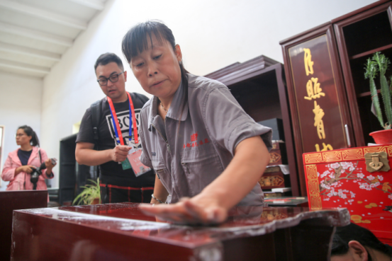 传承与创新 走近山西平遥“明艳”的推光漆器 传承与创新 走近山西平遥“明艳”的推光漆器