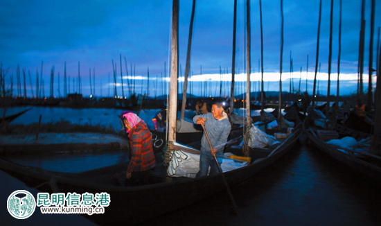 渔民夫妻破晓时分出发入湖