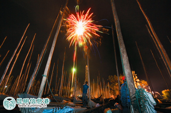 开湖前，晋宁沙堤村的码头燃放烟花爆竹，为开海季增添喜庆的气氛