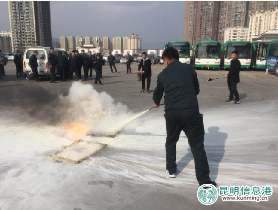 青年团员亲身演练