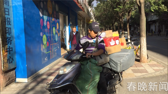 昆明快递小哥连车带货被偷