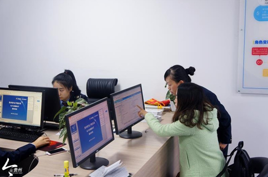 纳服人员为前来咨询的纳税人做指导 纳服人员为前来咨询的纳税人做指导