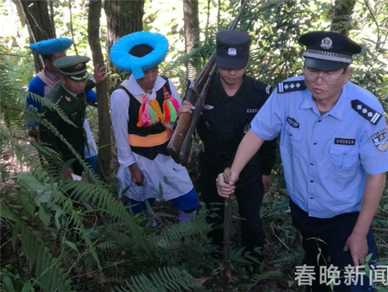 民警跟随老孟进山寻枪