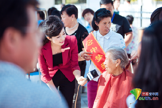 王芸在公益活动现场进行采访。本人供图 王芸在公益活动现场进行采访。本人供图