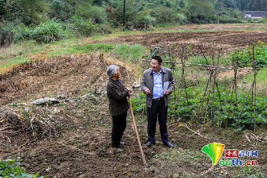 李朝阳在村扶贫车间了解生产和经营状况。受访者供图 李朝阳在村扶贫车间了解生产和经营状况。受访者供图