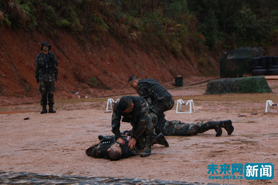 青春建功十九大 不爱红妆爱武装 青春建功十九大 不爱红妆爱武装