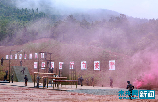 青春建功十九大 不爱红妆爱武装 青春建功十九大 不爱红妆爱武装