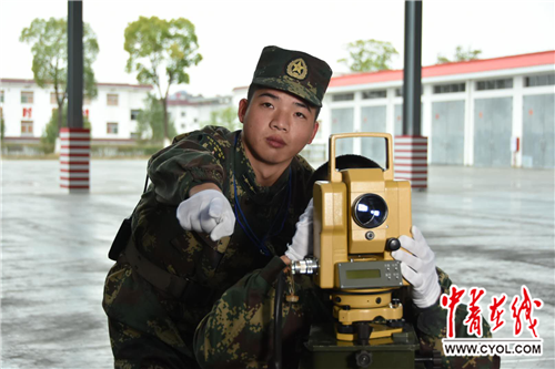 火箭军某导弹旅发射四营八连连长刘如凤。 火箭军某导弹旅发射四营八连连长刘如凤。