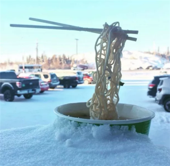 北美人民在暴风雪里快扛不住了 北美人民在暴风雪里快扛不住了
