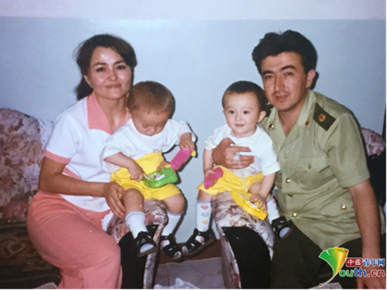 难得的合影！丈夫伊拉木·阿布力孜常年在外义诊，阿依努尔·胡吉汉独自在家照顾双胞胎儿子。本人供图