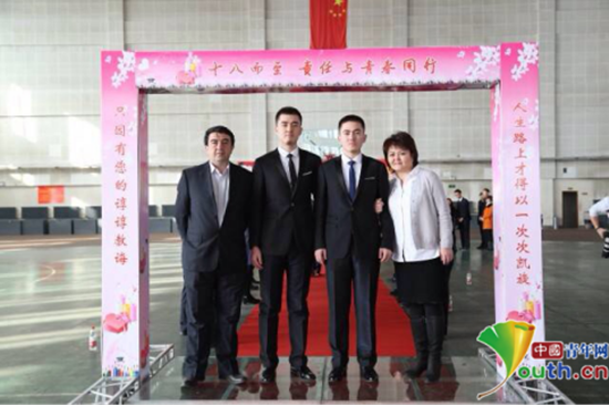 夫妻俩参加儿子的成人礼。本人供图