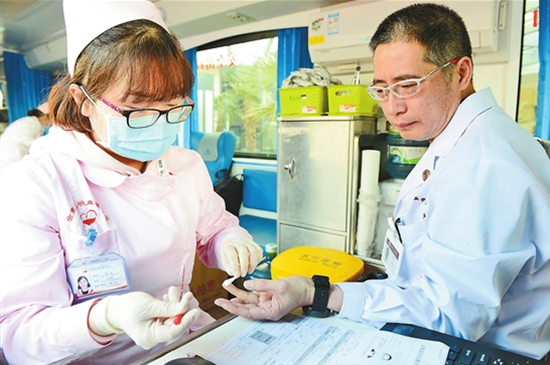 医护人员献血“充实”昆明血库