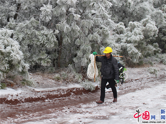 【新春走基层】曲靖线路工人一线抗冰保电
