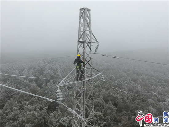 【新春走基层】曲靖线路工人一线抗冰保电