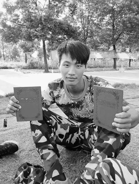 杨高飞在大学里的照片 杨高飞在大学里的照片