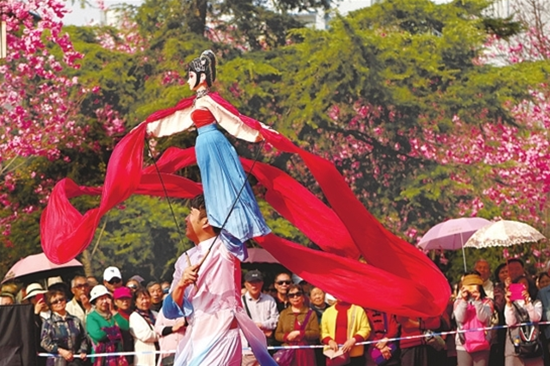 到昆明动物园边赏樱花边看木偶戏 到昆明动物园边赏樱花边看木偶戏