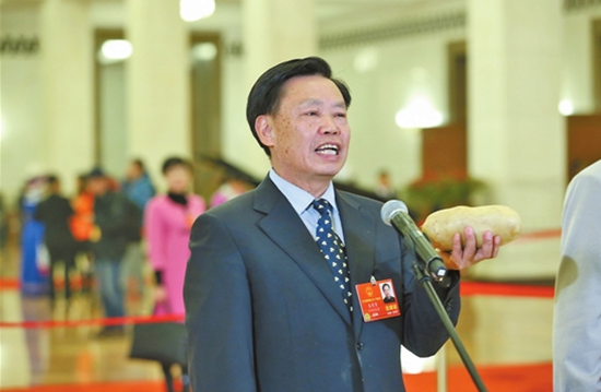 朱有勇代表亮相“代表通道”:把研究成果写在大地上 朱有勇代表亮相“代表通道”:把研究成果写在大地上