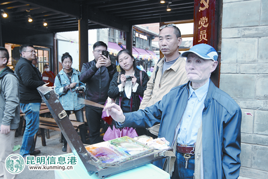 南强街巷一位老者的画作。 南强街巷一位老者的画作。