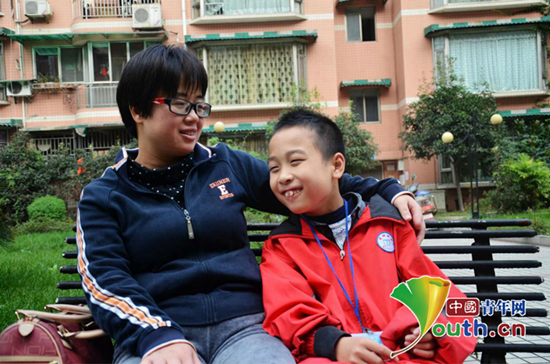 陈梅和她的儿子。本人供图