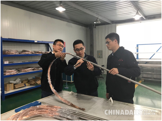 王广金(中)在带领团队做贯穿件产品的性能检测。(摄影:中国日报网记者 涂恬) 王广金(中)在带领团队做贯穿件产品的性能检测。(摄影:中国日报网记者 涂恬)