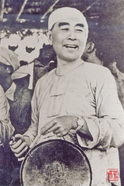 1961年4月,周恩来在西双版纳傣族自治州参加泼水节。 1961年4月,周恩来在西双版纳傣族自治州参加泼水节。