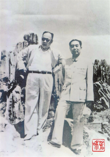 周恩来与陈毅在石林。 周恩来与陈毅在石林。