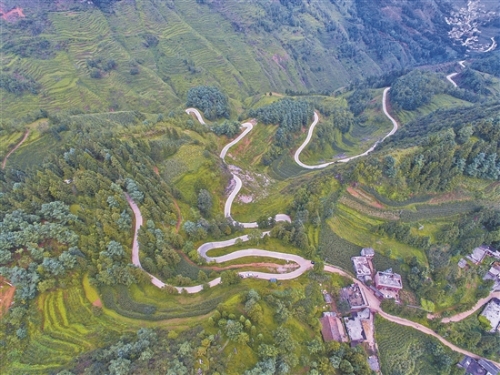 昆钢捐资修建的宣威市海岱镇通往省外道路全景
