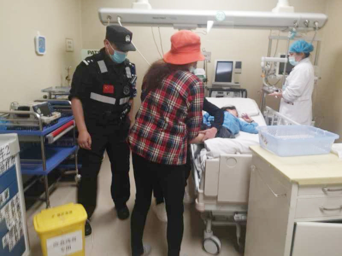 ​特警支队七大队机动车救助重病少女