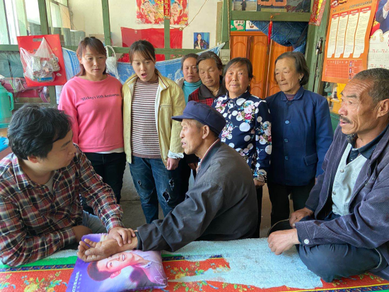 图片4 中信银行扶贫故事:驻村扶贫队的小郎中