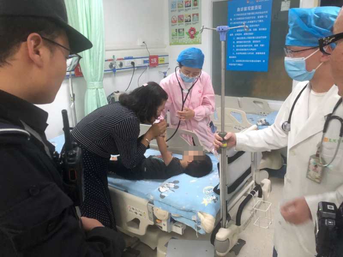 五岁男童突发疾病 昆明特警救助转危为安