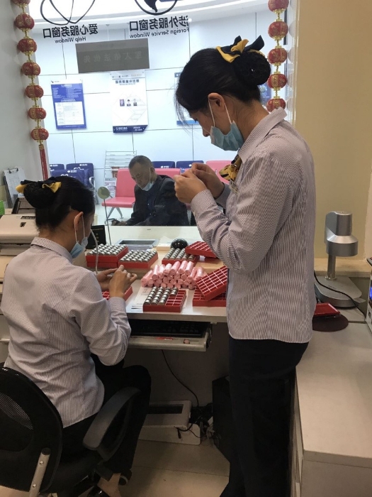 小小硬币暖人心 恒丰银行世纪城支行加班两小时干了这件事