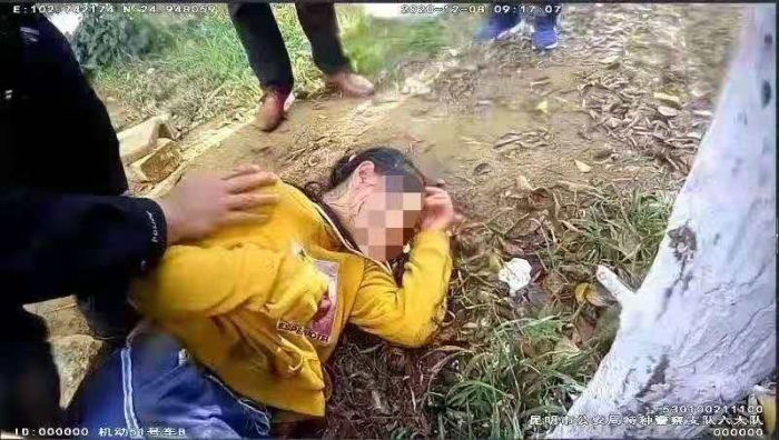 昆明特警勇跳河中救回轻生女子