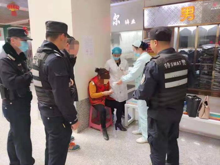 老人突发高血压晕倒 昆明特警施救助其脱险