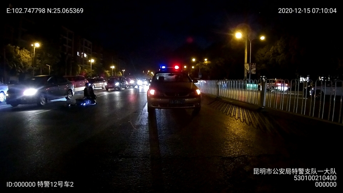 昆明特警下班路上遇车祸 挺身而出救助受伤市民