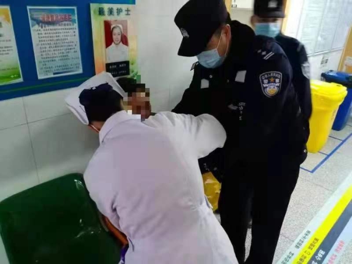 醉酒男子受伤醉卧街头  昆明特警暖心救助送医院治疗
