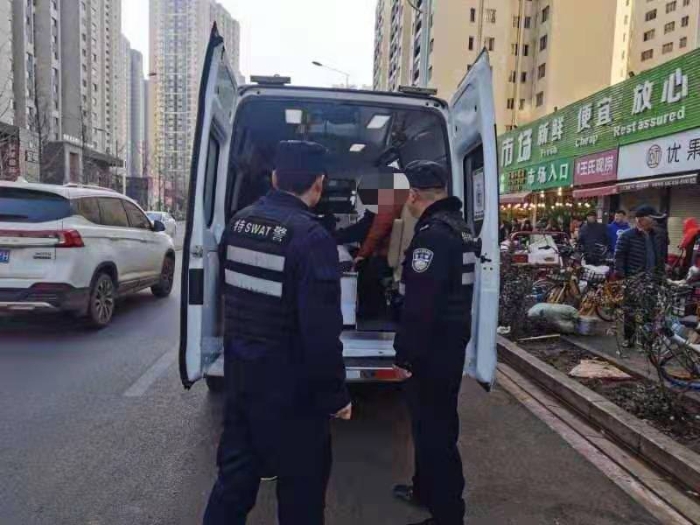 老人买菜晕倒 昆明特警及时救助