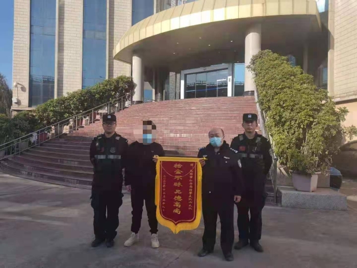 钱包失而复得 市民为昆明特警送来锦旗致谢