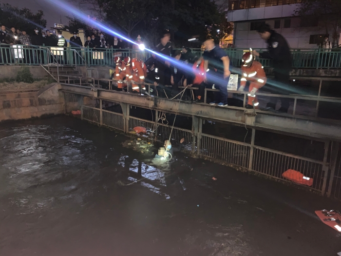 寒冬夜昆明特警纵身河水救落水群众