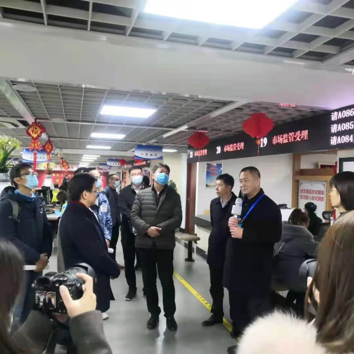 ​“一部手机办事通”用户体验官 到官渡区市场监督管理局政务服务窗口 体验企业开办“一窗通”便利服务