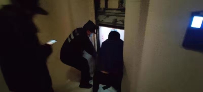 群众被困电梯 昆明特警及时解救