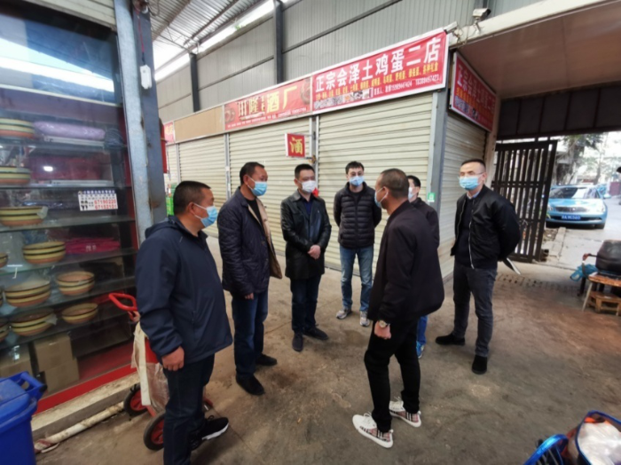 图片1 官渡区人民政府副区长黄忠梁对辖区农贸市场进行现场检查