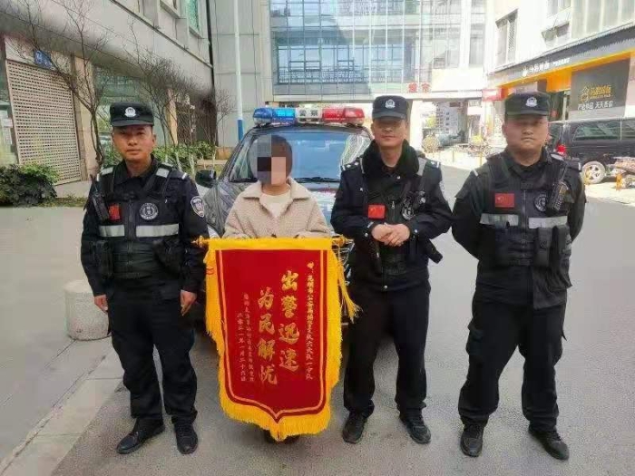 昆明特警帮找回遗失手机 市民送来锦旗致谢