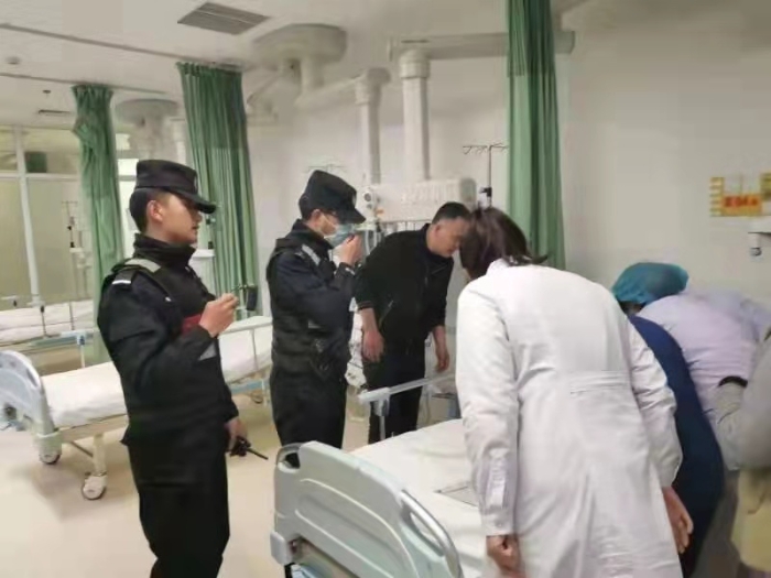 婴儿呛奶情况危急  昆明特警护送转危为安